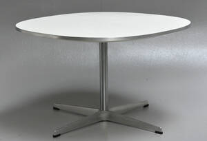 Arne Jacobsen. Cirkulært sofabord, model A222