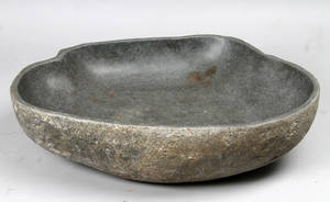 Bowle udhugget i flodsten 