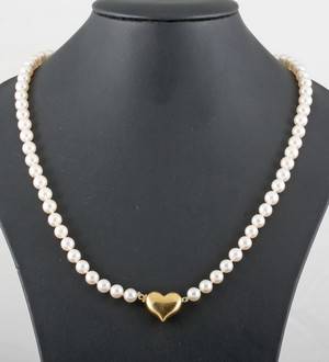 1 strand cultured  fresh water pearl necklace