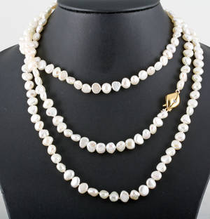 1 strand cultured fresh water pearl necklace