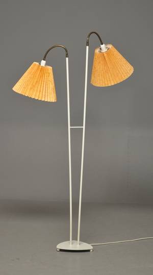 Standerlampe med to lysarme. 1900-tallets midte. 