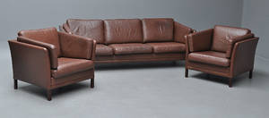 Dansk møbelproducent. Tre-pers. sofa med tilhørende lænestole 3