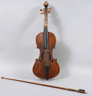 Violin med stråke daterad 1901