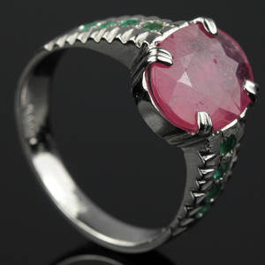 Rubin og smaragd ring.