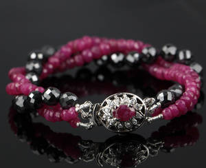 Diamant og rubin armbånd.