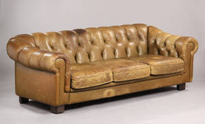 Fritstående Chesterfield sofa betrukket med læder. 