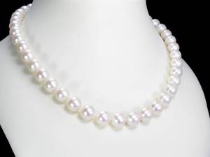 Südsee-Perlenkette mit goldener Kugelschließe, mit Report