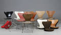 Arne Jacobsen. Ni stole, model 3107 samt  syv skaller, model 3107 16 