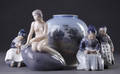 Figurersamt vase af porcelæn. Kgl.P. I.-II. sort. 4