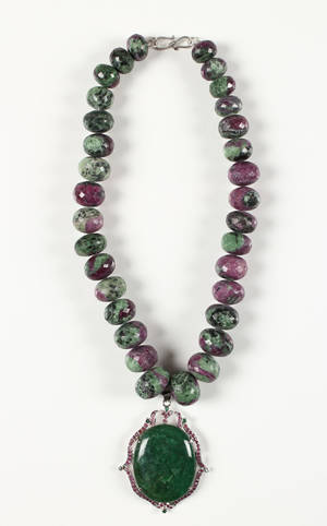 Smaragd- og rubinhalskæde med vedhæng