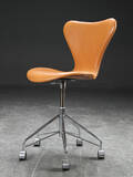 Arne Jacobsen. Kontorstol, model 3117, cognacfarvet læder 
