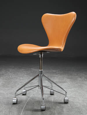 Arne Jacobsen. Kontorstol, model 3117, cognacfarvet læder 