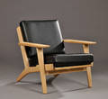 Hans J. Wegner. Lænestol, model GE 290, sort læder og eg