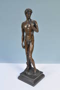 Broncefigur i form af poserende mand.