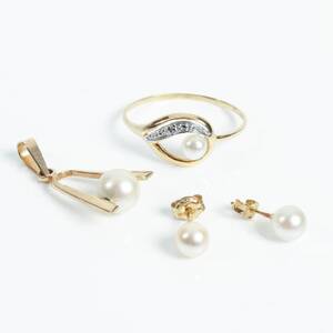 GULDSMYCKEN MED PÄRLOR 18k, örhängen, ring och hänge