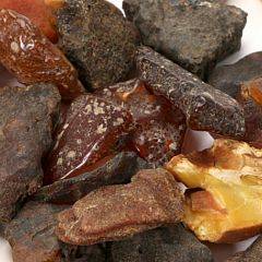 En samling ravstykker. Vægt 1190 gr.