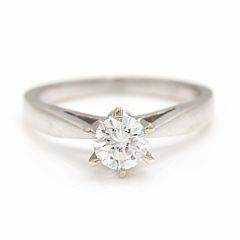 Diamant solitairering af 14 kt. hvidguld prydet med brillantslebet diamant på ca. 0.50 ct. Klarhed VS. Str. 51,5.