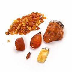 Samling større og mindre polerede klumper af rav. Vægt inkl. monteringer 100 gr.