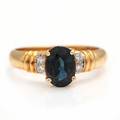 Safir- og diamantring af 18 kt. guld prydet med facetslebet safir og talrige brillantslebne diamanter. Str. 51,4.