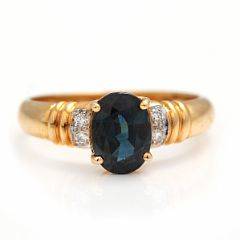 Safir- og diamantring af 18 kt. guld prydet med facetslebet safir og talrige brillantslebne diamanter. Str. 51,4.
