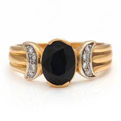 Safir- og diamantring af 18 kt. guld prydet med facetslebet safir og talrige brillantslebne diamanter. Vægt ca. 4,5 gr. Str. 52.