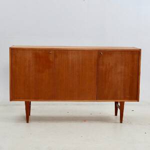 SIDEBOARD. Teak, hyllor, två bestickslådor.