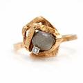 Diamantring af 14 kt. guld prydet med brillantslebet diamant og rå naturlig diamant. Str. 52.