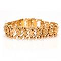 Armbånd af 18 kt guld prydet med mønster. L. ca. 19,2 cm. Vægt ca. 22 gr. Ca. 1960erne.