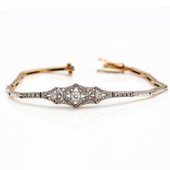 Art deco diamantarmbånd af 14 kt. guld og hvidguld prydet med talrige rosen- og enkeltslebne diamanter og en midtersten med ældre slibning. Ca. 1930-erne.