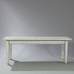 Langbord af gråmalet træ. Ca. 1920. H. 75. L. 202. B. 89.