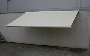 Cremehvid markise, 5.5 meter, lukket aluminiumskasse, motor samt fjernbetjening - cremehvid