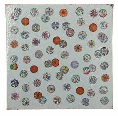 Kinesisk plakette af porcelæn, dekoreret i farver og guld med cirkelornamenter. Ca. 1900. 42 x 42 cm.