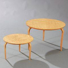 Bruno Mathsson To cirkulære trebenede sofaborde med svungne tilspidsende ben af bøg. Top af masurbirk. Udført og stemplet hos Dux. 2