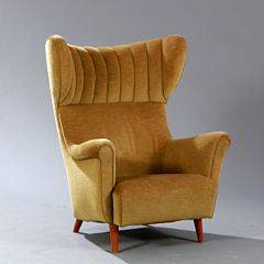 Dansk møbelsnedker Overpolstret ørekalpstol med ben af bøg, sæde, sider og ryg med betræk af grønbrun velour.