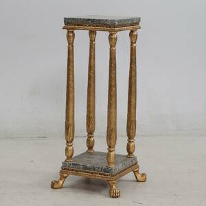 PIEDESTAL. Stenskivor och lejontassar.