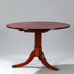 Engelsk lavt one-pillar table af mahogni, opklappelig plade, kantet stamme på trepas fodstykke. 19. årh.s slutning. H. 70. Diam. 104.