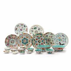 En samling kinesisk porcelæn. 19.-20. årh. Diam. 7,5-24,5 cm. 21