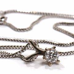 Diamantvedhæng af 18 kt. guld prydet med brillantslebet diamant på ca. 0,50 ct. Farve Top Wesselton. Klarhed SI1. Kæde af 14 kt. hvidguld.