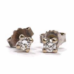 Et par diamantørestikker af 14 kt. hvidguld hver prydet med brillantslebet diamant. 2