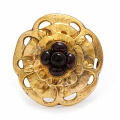 Georg Jensen Granatbroche af forgyldt sølv, dessin 59, prydet med talrige granater. Diam. ca. 5 cm. 1909-14.
