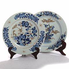 To kinesiske fade af porcelæn, dekorerede i blå underglasur med guldstafferinger. 18. årh. Diam. 31 og 32. 2