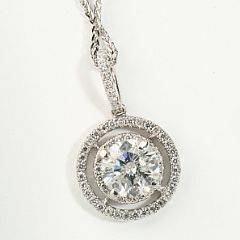 Halskæde med diamantvedhæng af 18 kt. hvidguld prydet med brillantslebet diamant på ca. 1.50 omkranset af talrige brillantslebne diamanter. Justerbar. Ca. 2012.