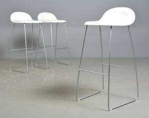 Gubi Chairs, barstole, hvid plast og stål 3