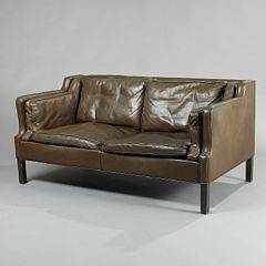 Dansk møbeldesign To-personers sofa betrukket med brunt skind, ben af mørkbejdset bøg. L. 156.