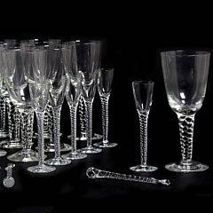 Holmegaard Twist. Glasbesætning, bestående af 12 ølglas, 6 snapseglas og 5 rørepinde. Holmegaard. H. 16-23. 23