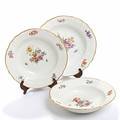 Saksisk blomst. To dybe tallerkener og suppetallerken af porcelæn, Kgl. P., dekoreret i farver og guld med blomster. Diam. 22 og 24. 3