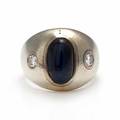 Lapis lazuli- og diamantring af 14 kt. hvidguld prydet med cabochonslebet lapis lazuli flankeret af brillantslebne diamanter. Str. 51,5.