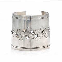 Georg Jensen Armring af sterlingsølv. Diam. ca. 6 cm. H. ca. 6 cm.
