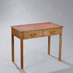 Lille engelsk arbejdsbord af mahogni, med plade hvori rødt skindfelt samt sarg hvori to skuffer. George III form, 20. årh. H. 73.  B. 91. D. 48.