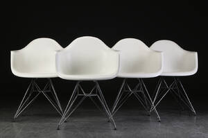 Charles Eames. Sæt på fire armstole, model DAR 4